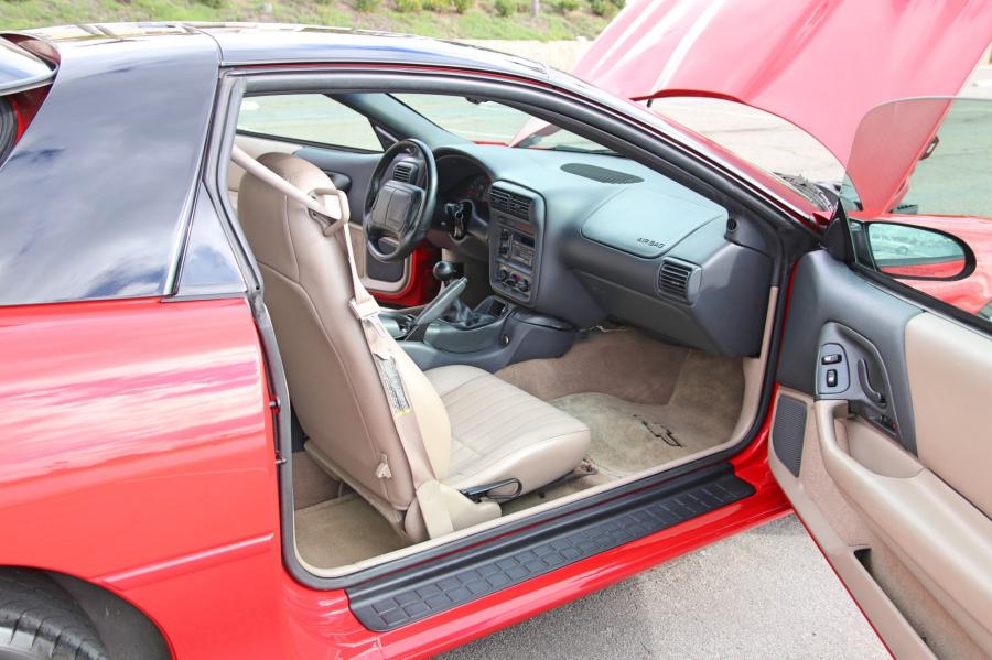 Интерьер Chevrolet Camaro Z28 SS 1998 года  (фото 61 из 94)